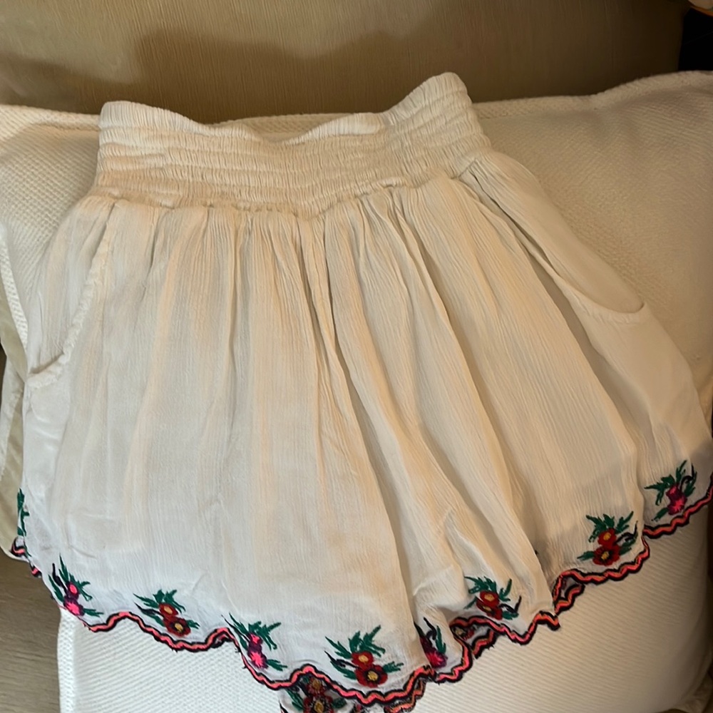 Peek gauze embroidered shorts, size 6/7